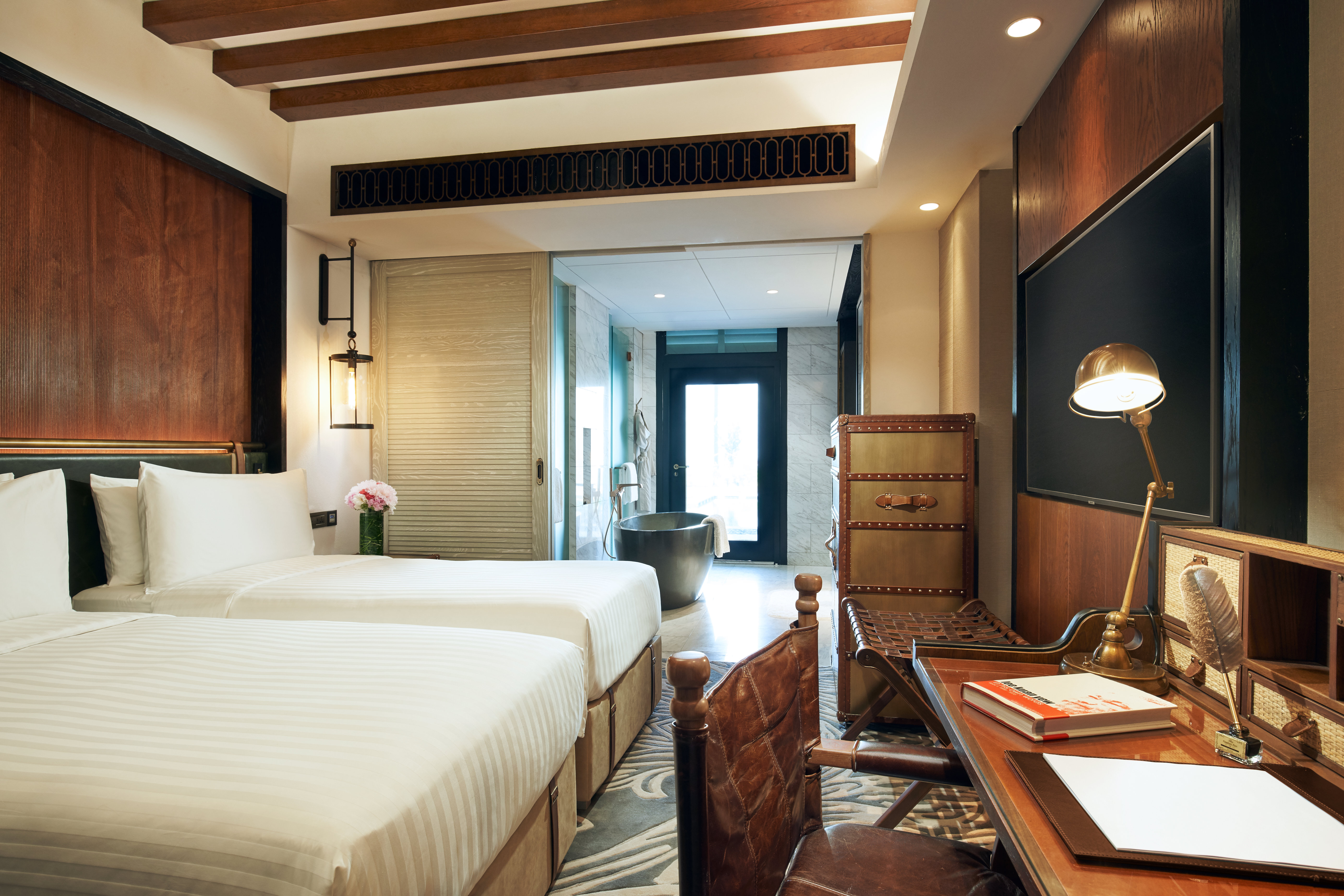 Premier, King Bed, Pool Access