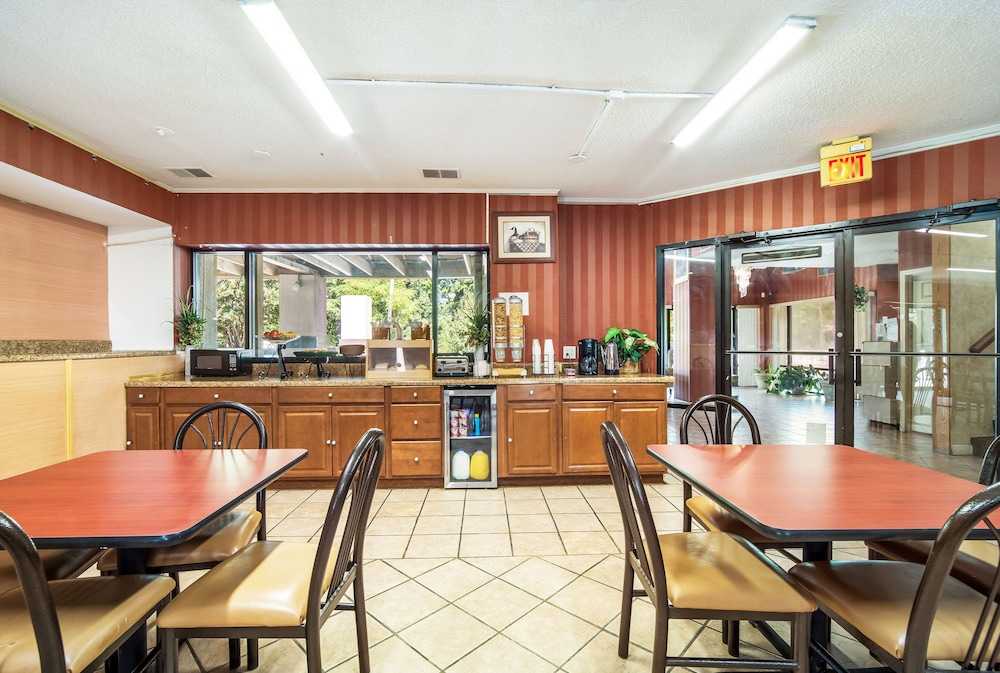 Rodeway Inn Greenwood 20/26