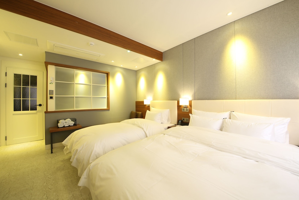 DELUXE, TWIN BEDS