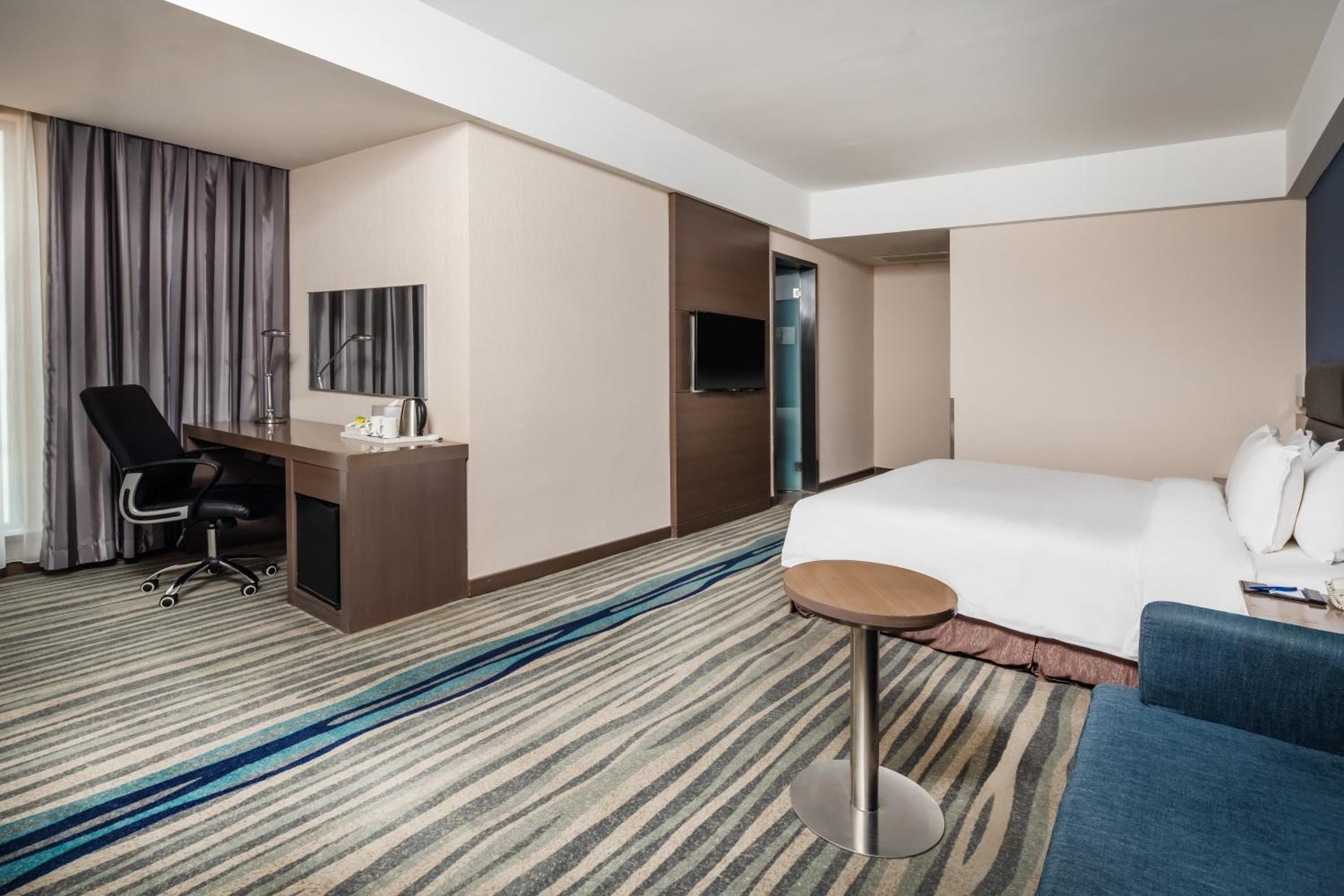 Suite, King Bed, Atrium View, No Window