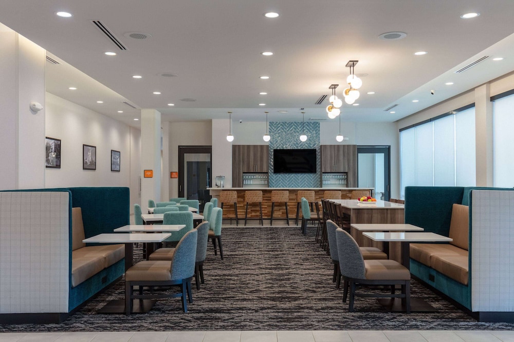 La Quinta Inn and Suites by Wyndham Centralia 38/50