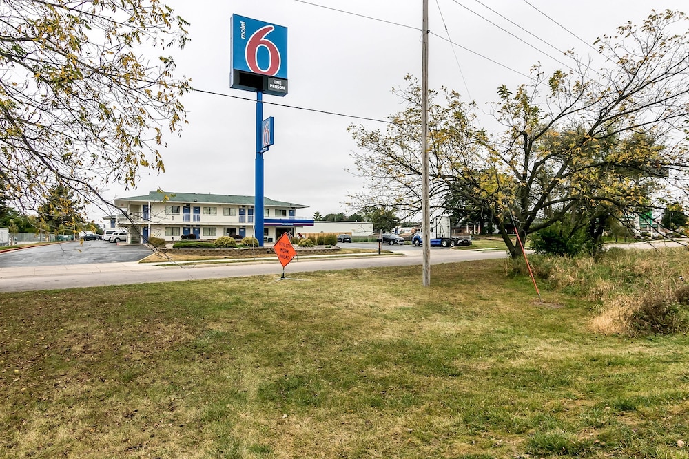 Motel6 Janesville, WI 44/52