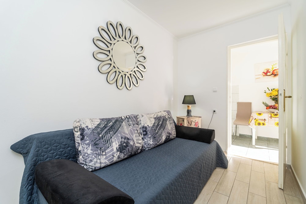 Apartments Lora 32/50