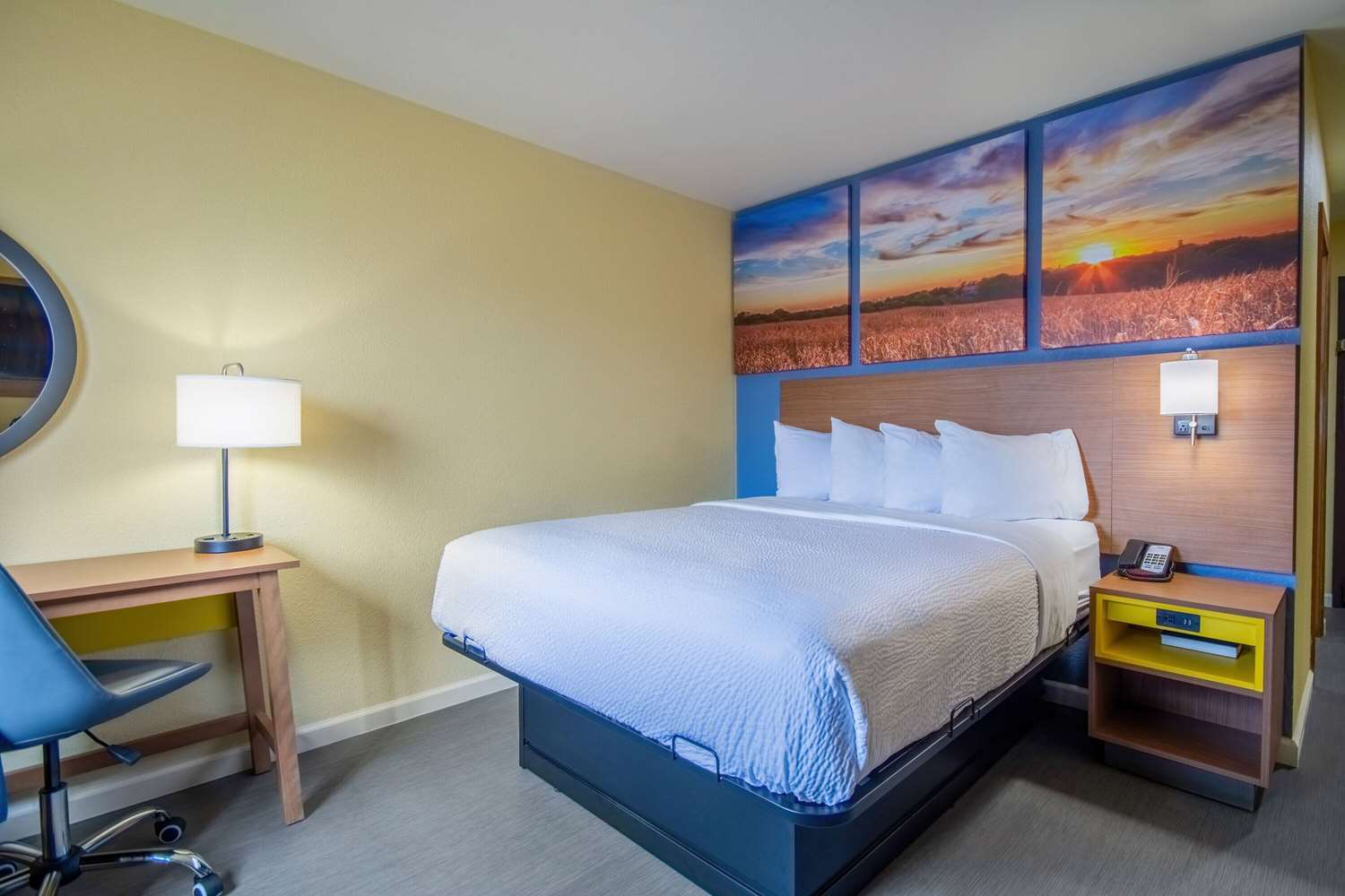 Days Inn & Suites by Wyndham Waterloo 13/30