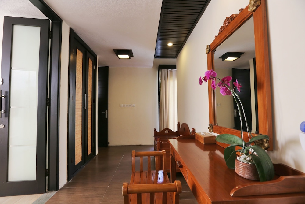 THE SANYAS SUITE 50/72