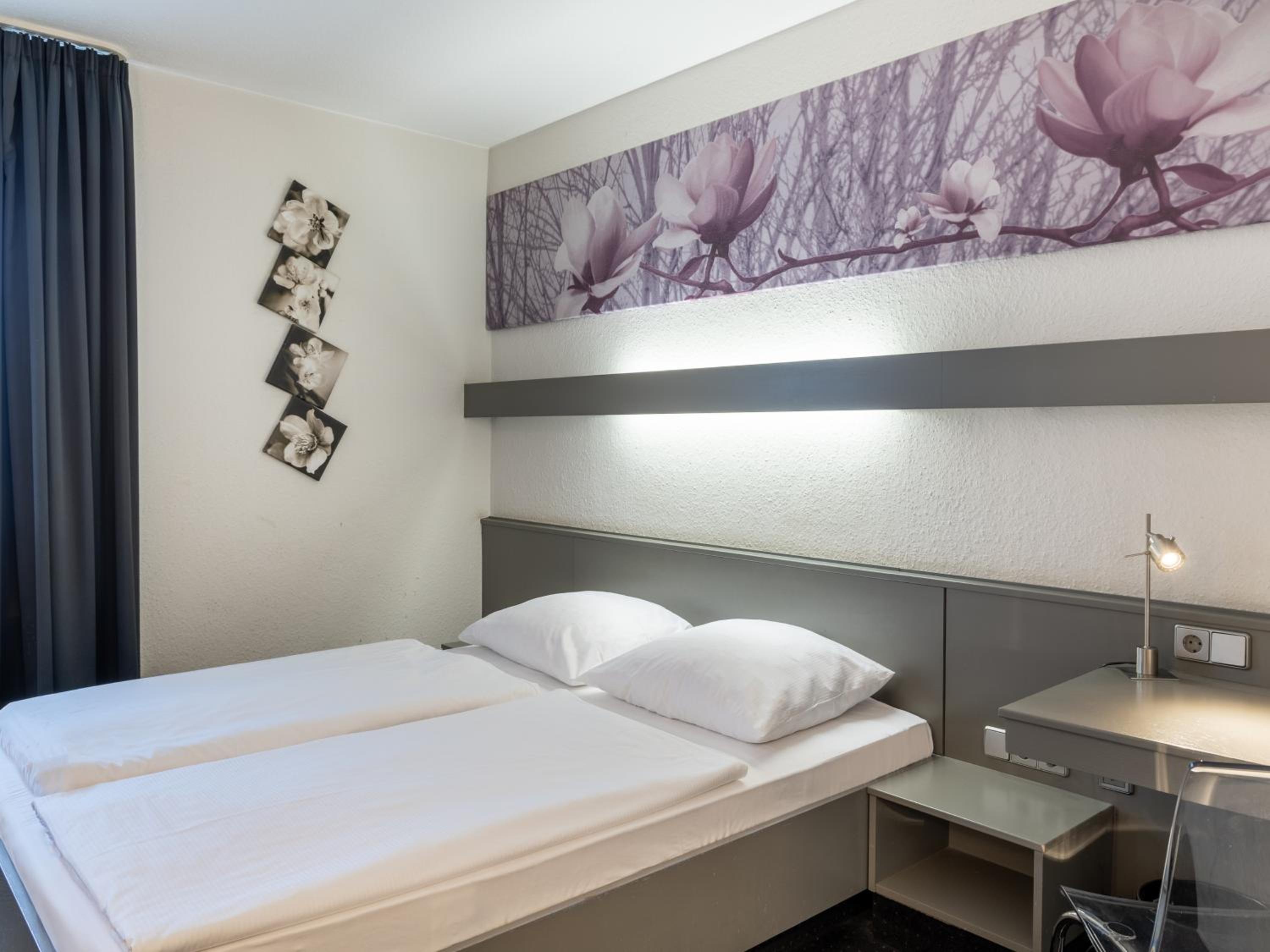 ROOM, DOUBLE BED