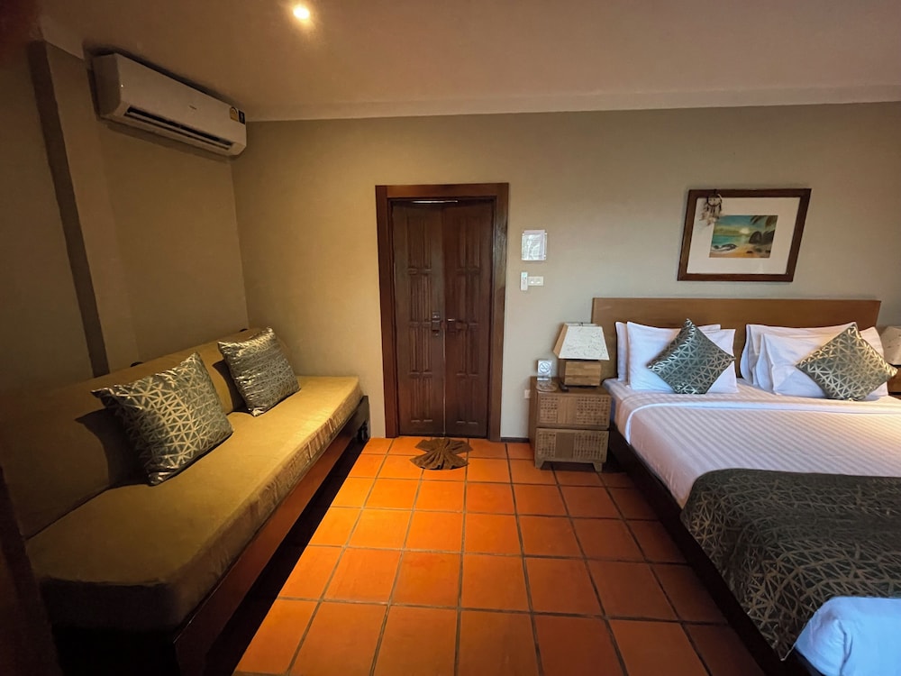 SUPERIOR, BUNGALOW, KING BED, PARTIAL SEA VIEW