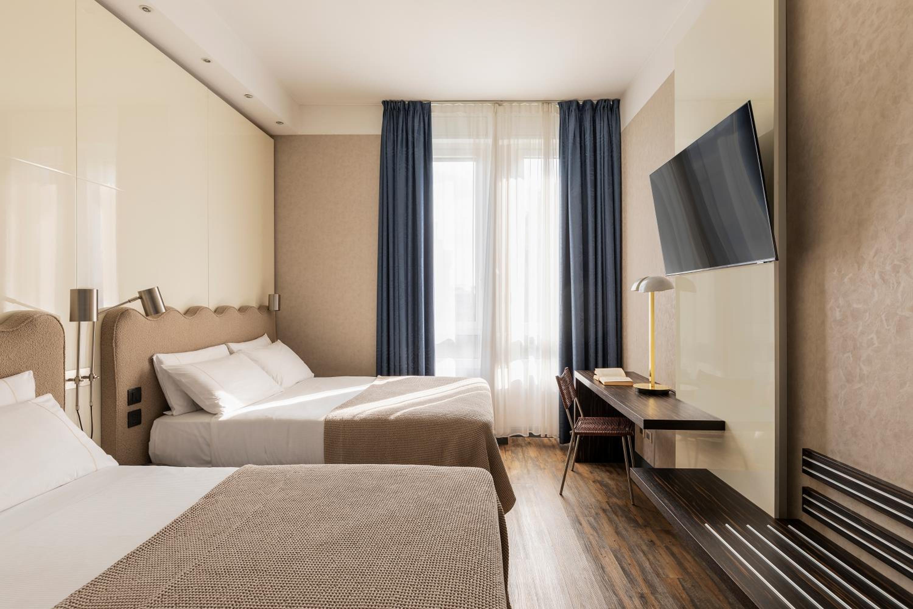 Room, Quadruple, Queen Bed, Sofa