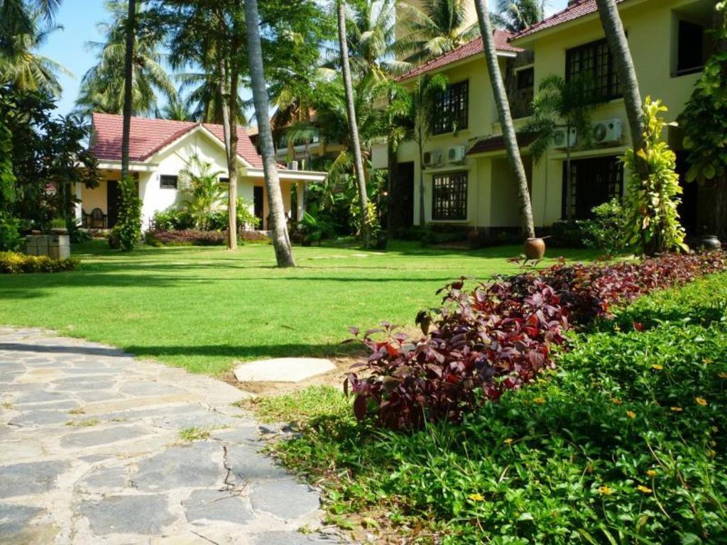 THE BEACH RESORT 38/44