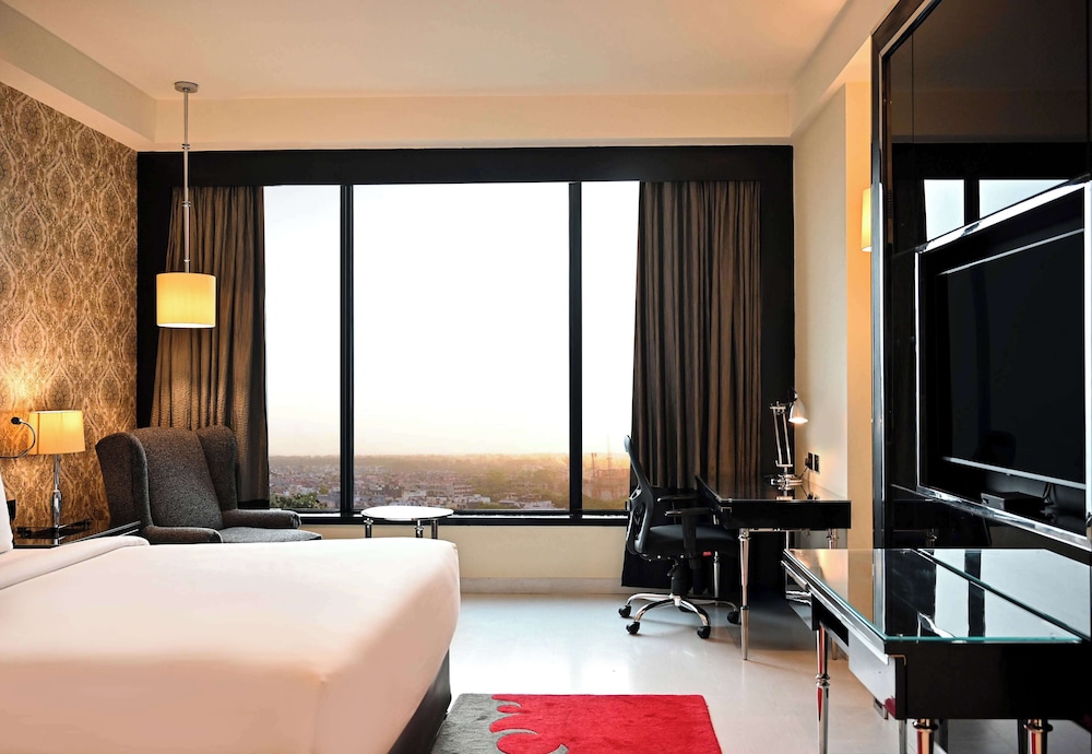 1 BEDROOM, SUITE