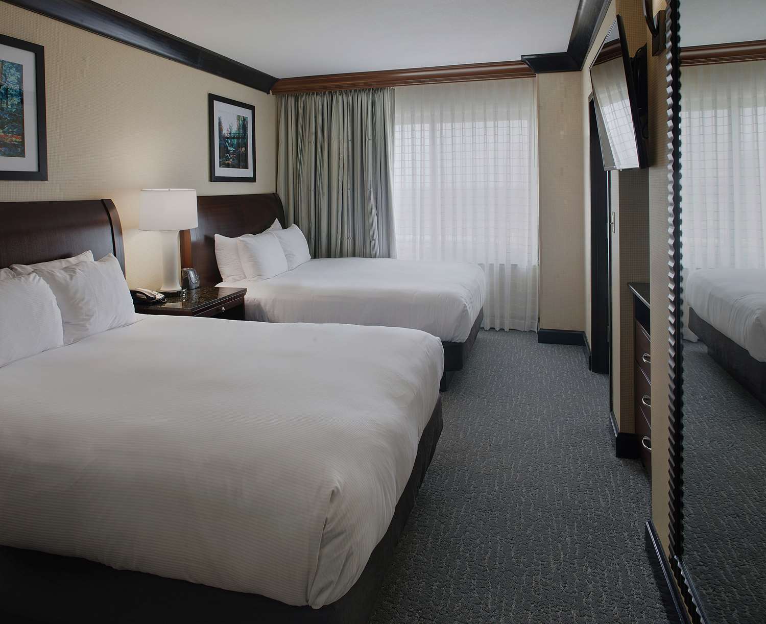 Suite, 2 Queen Beds, Sofa, Bathtub, Accessible