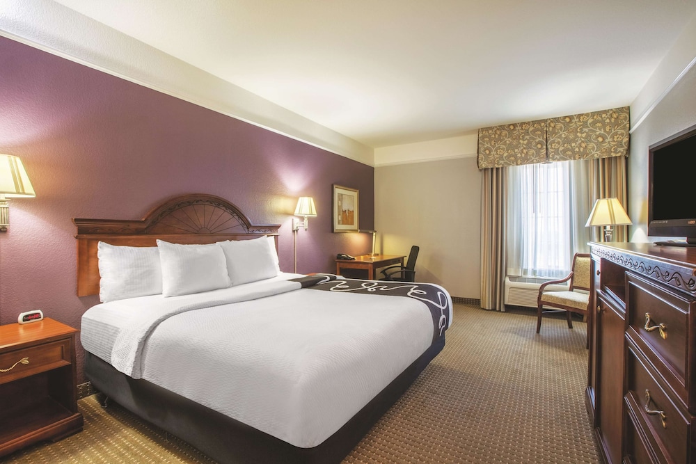La Quinta Inn and Suites by Wyndham Gainesville 12/35