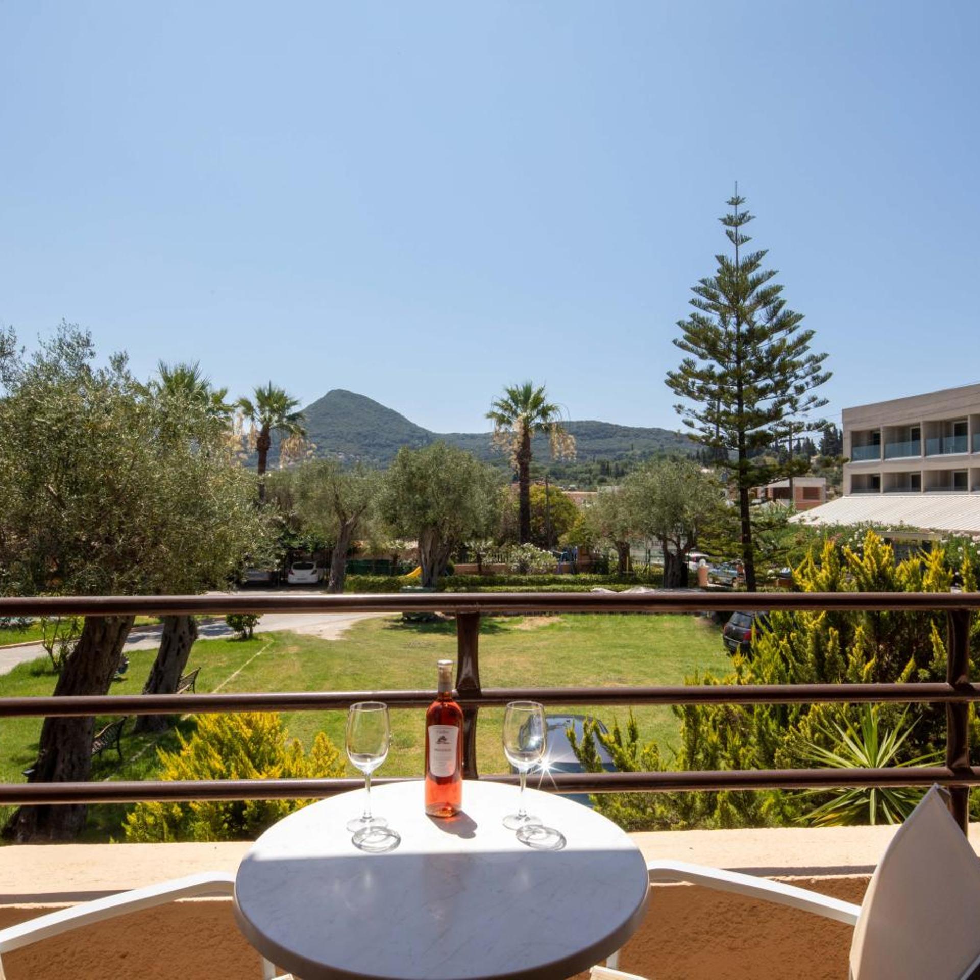 Rossis Beach Hotel 57/58