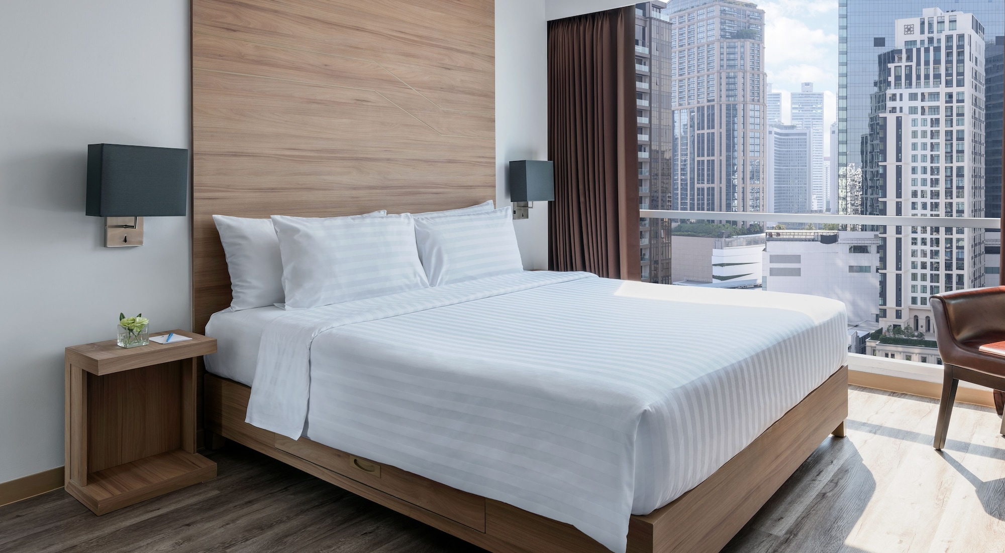 JUNIOR SUITE, KING BED, CITY VIEW