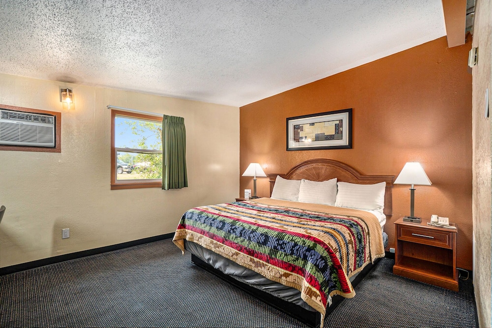 Great Lakes Inn and Suites 24/45