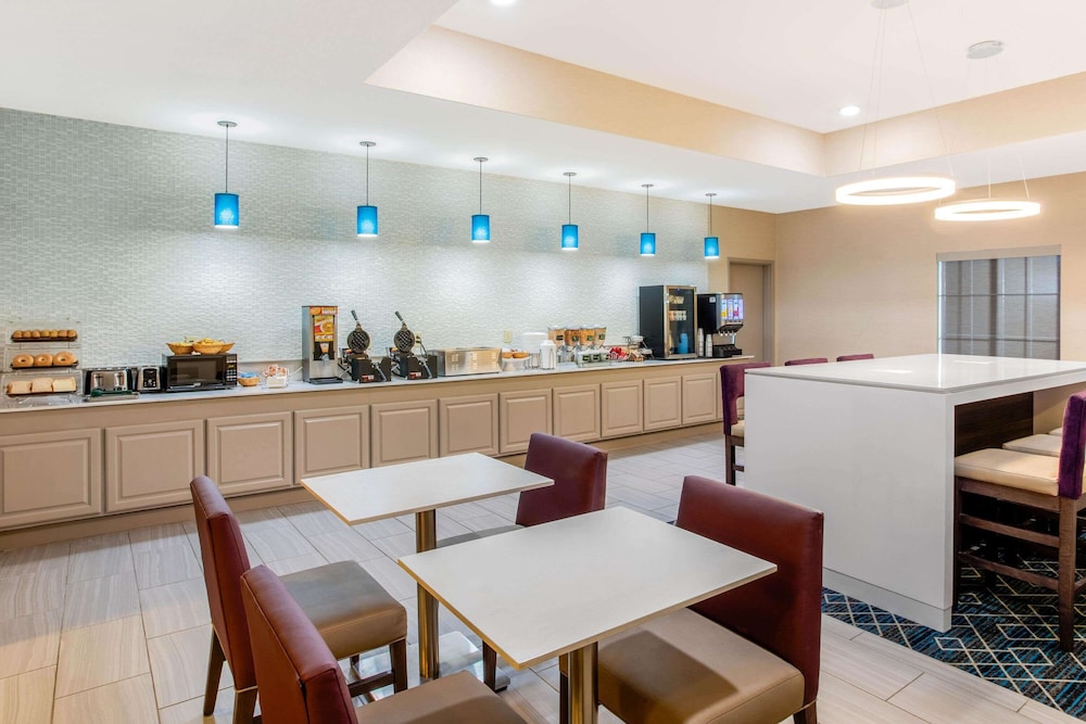 La Quinta Inn Suites Hillsboro 34/46