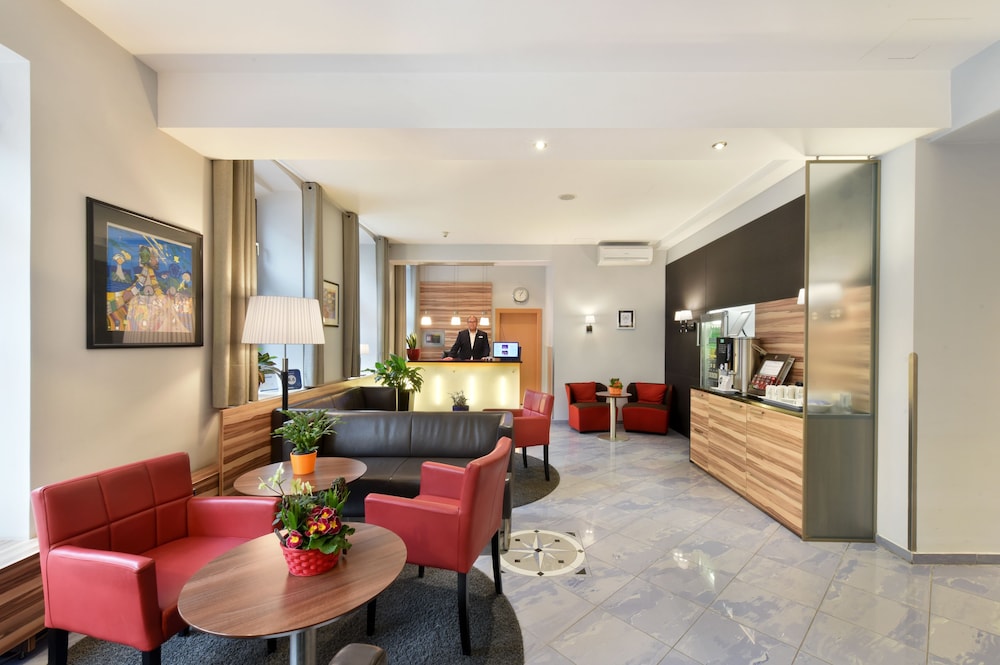Lucia Hotel 30/46