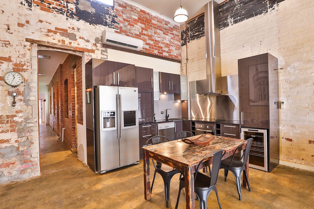 INDULGE APARTMENTS - EIGHTH STREET 11/16