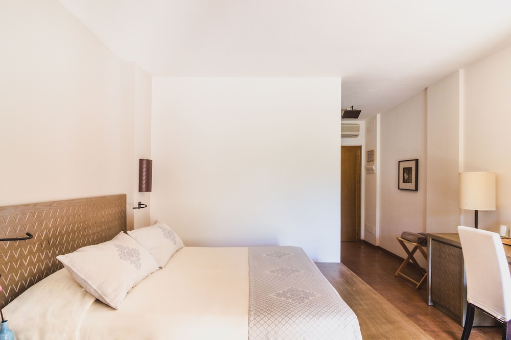 CLASSIC, DOUBLE BED, PARTIAL SEA VIEW