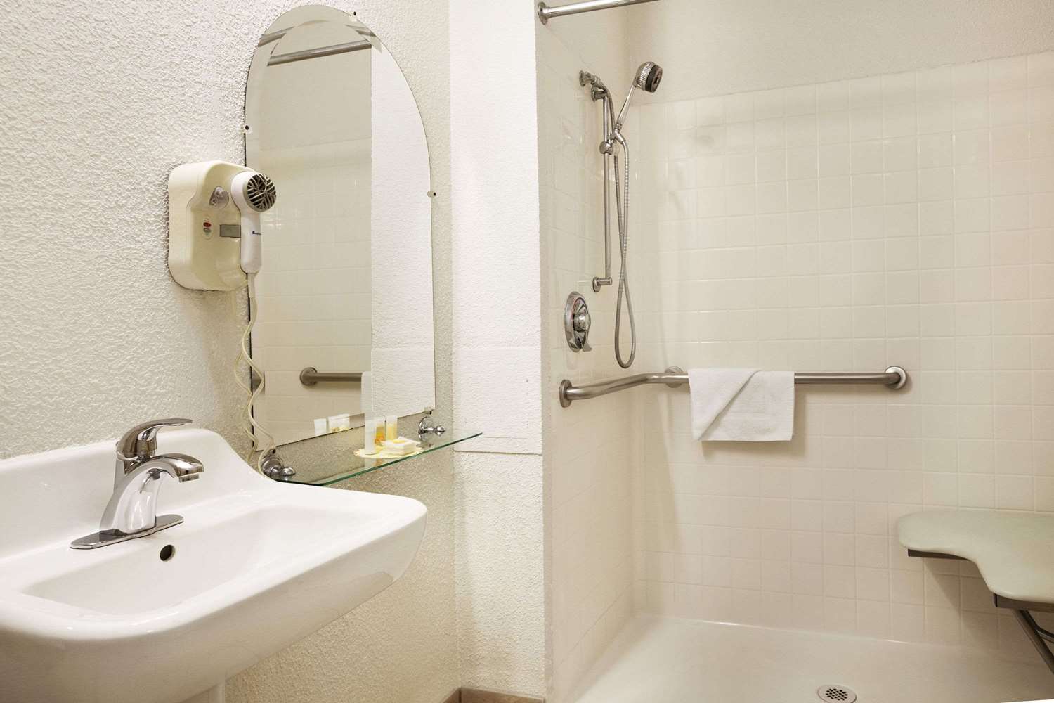 Days Inn by Wyndham Oceanside 40/40