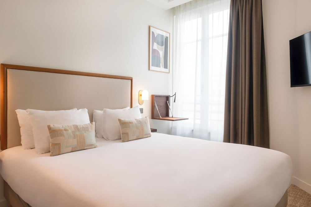 SUPERIOR, QUEEN BED