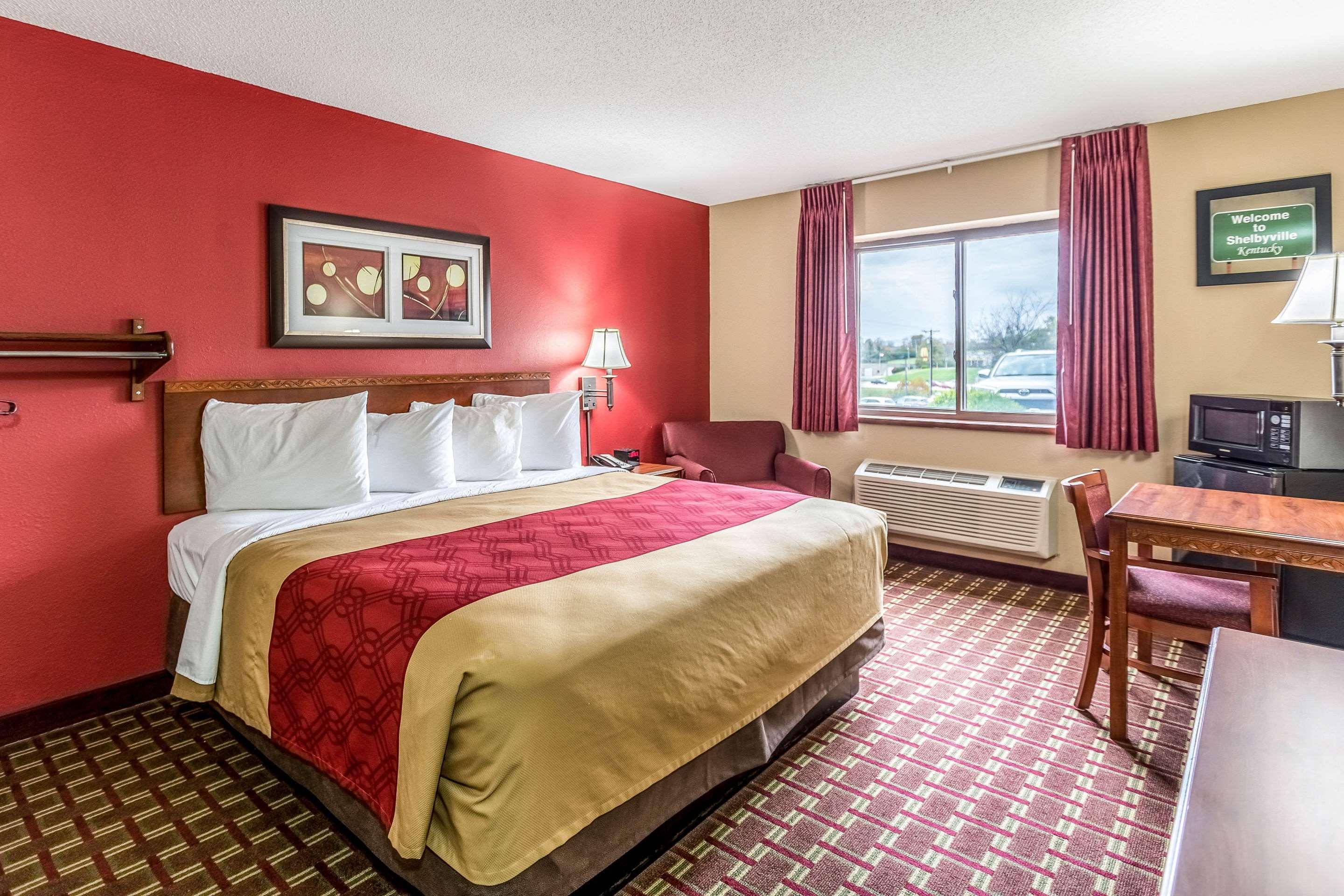 غرفة بسرير كينج، Econo Lodge Shelbyville KY 2/5