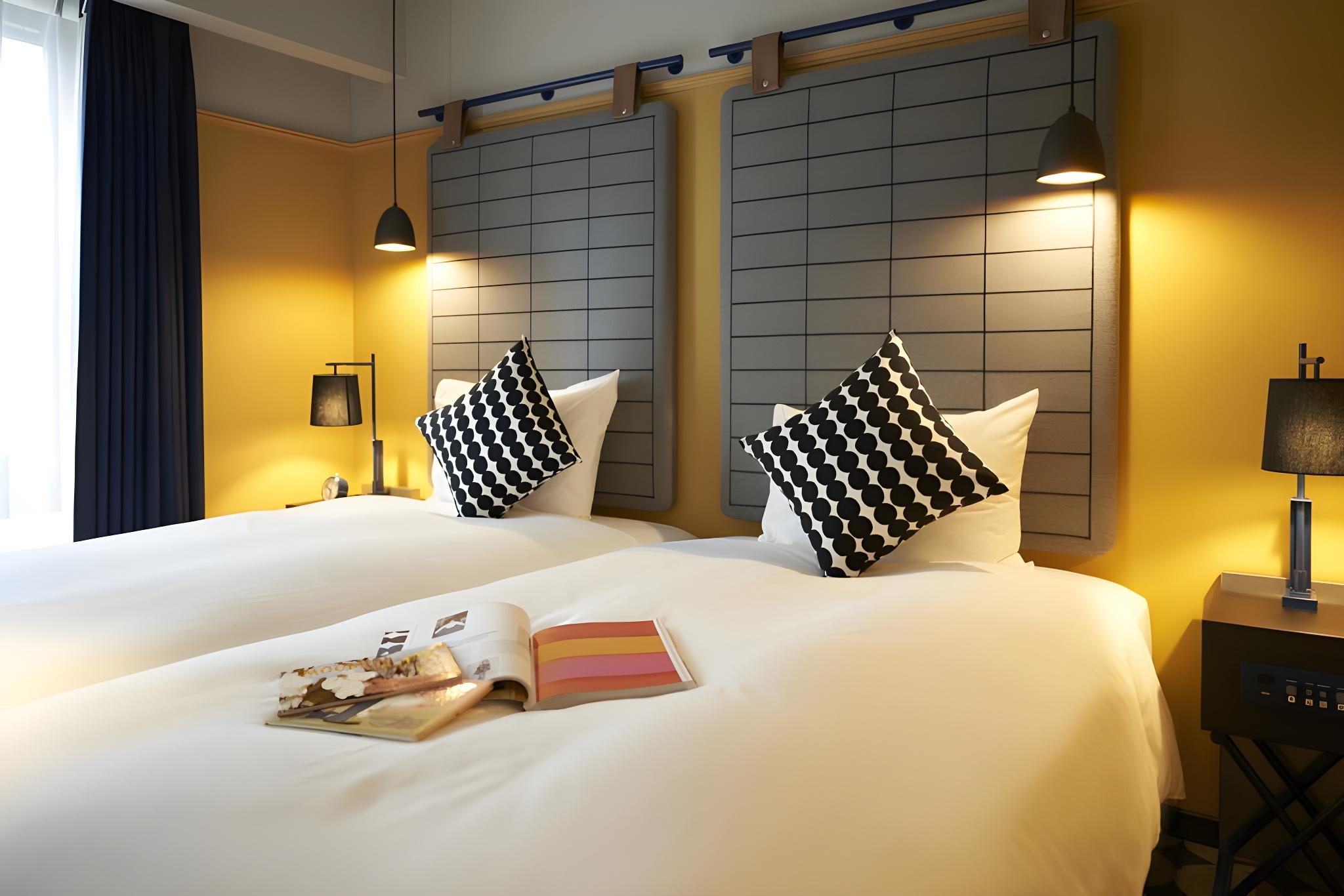 Universal, Twin Beds