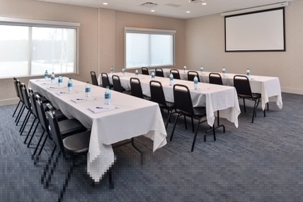 Holiday Inn Express Suites Farmington Hills Detroit 49/54