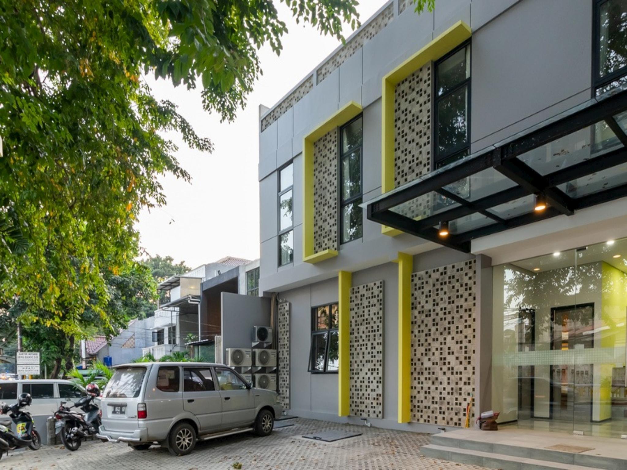 RedDoorz Plus near Senayan City 12/16