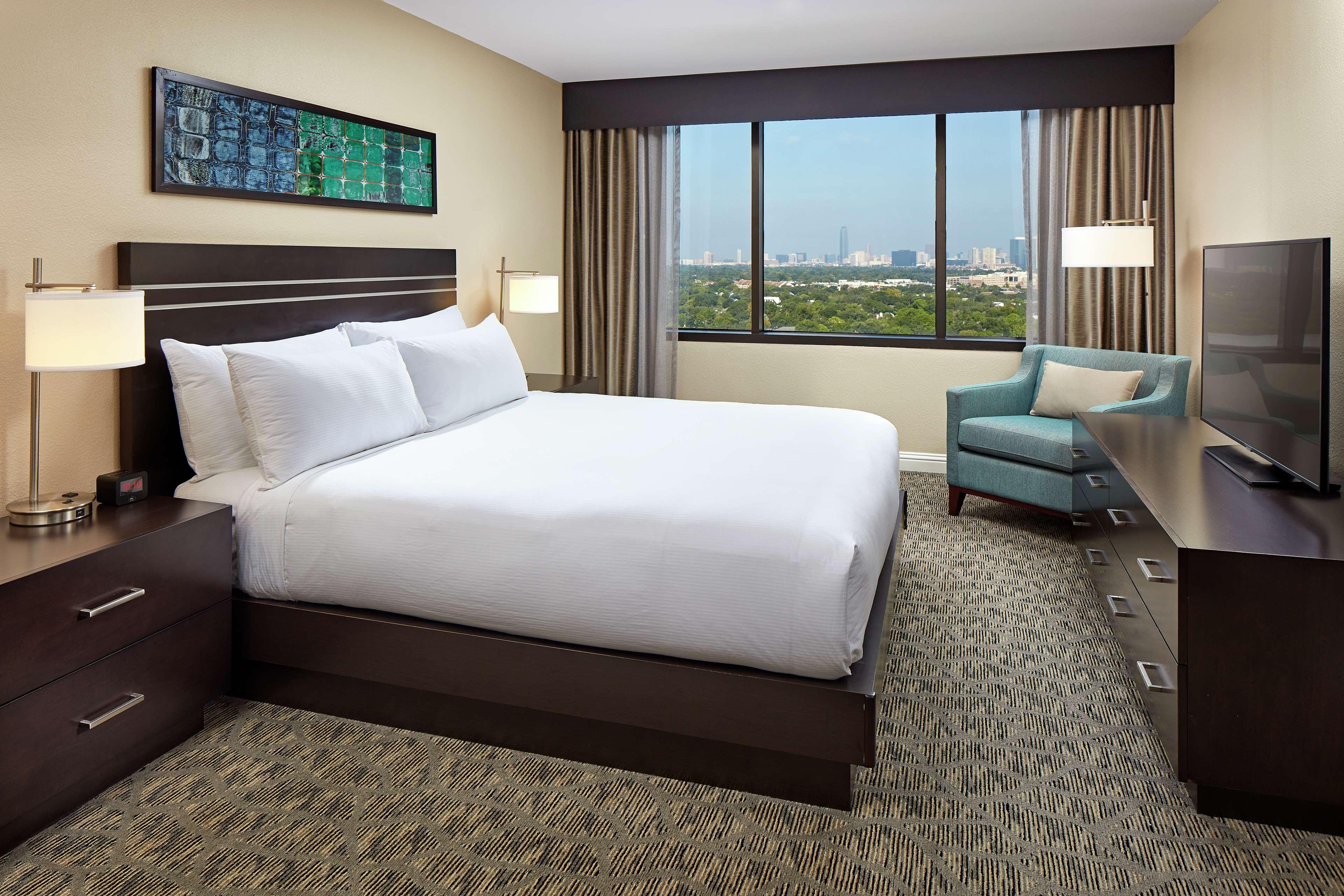 1 BEDROOM, SUITE, KING BED, ACCESSIBLE