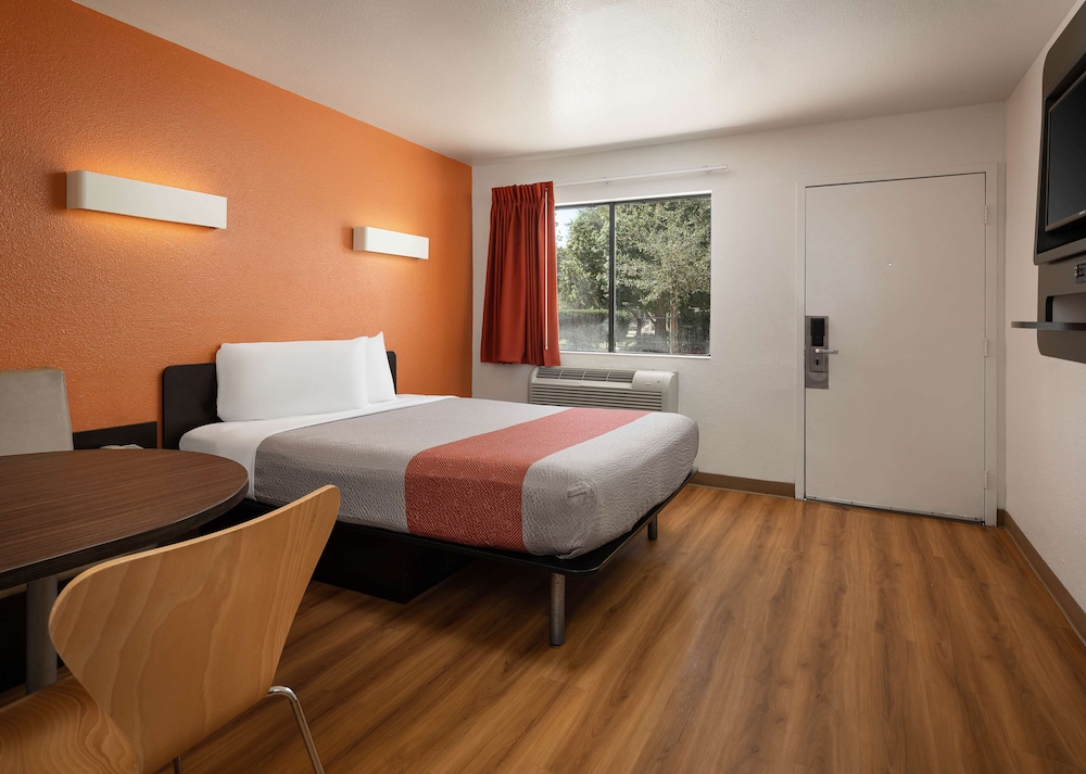Motel6 Temecula, CA - Historic Old Town 16/62