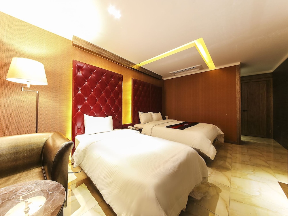 Zenith Hotel 17/63
