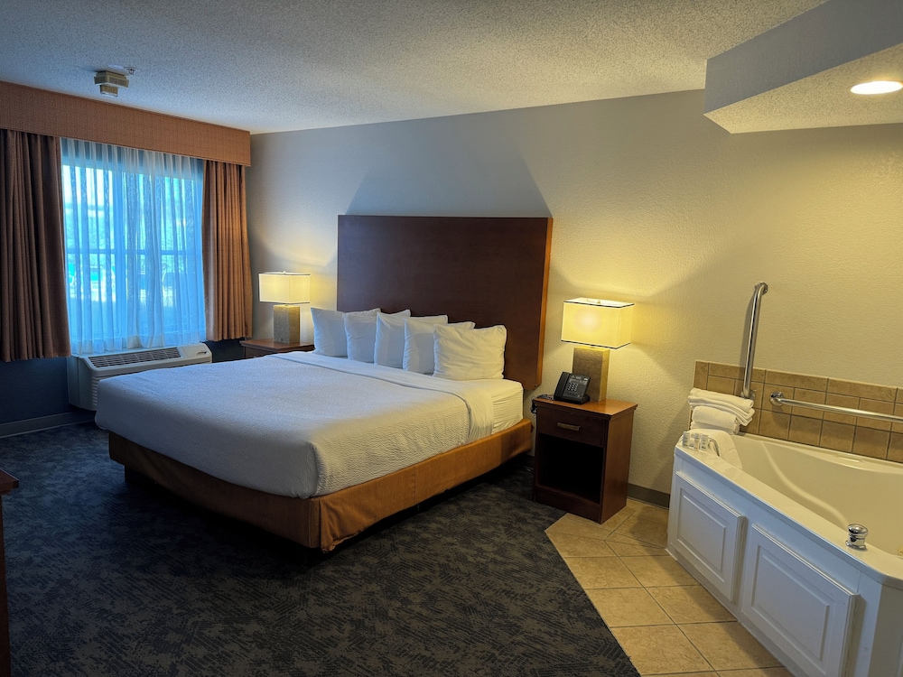 جناح ديلوكس بسرير كينج لذوي الإعاقة، La Quinta Inn & Suites by Wyndham Bannockburn-Deerfield 3/6