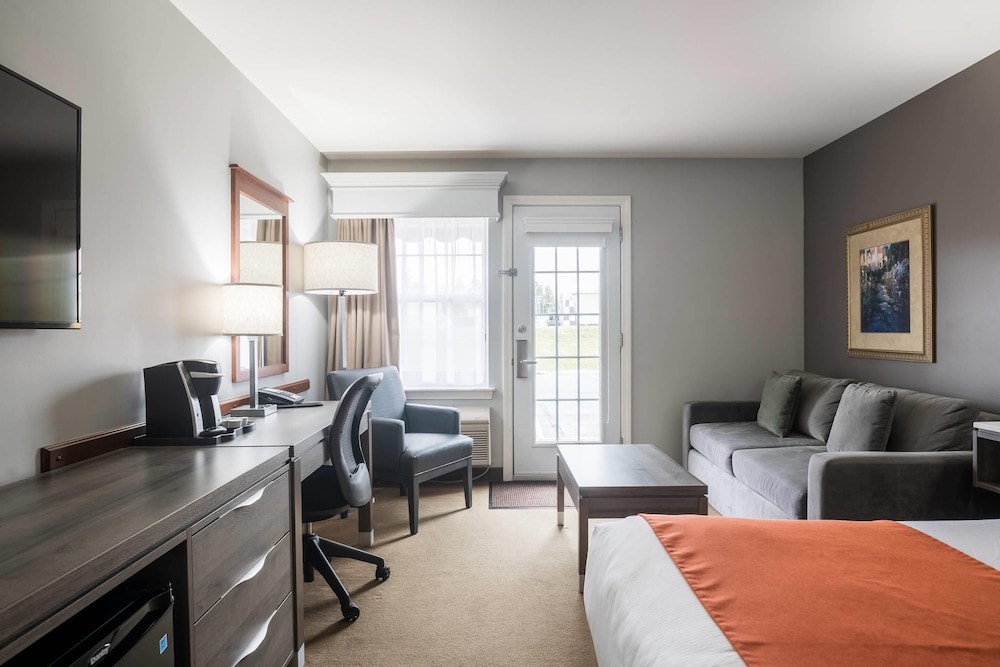 Standard, Queen Bed, Sofa, Ground Floor, Amsterdam Inn & Suites Moncton 3/4