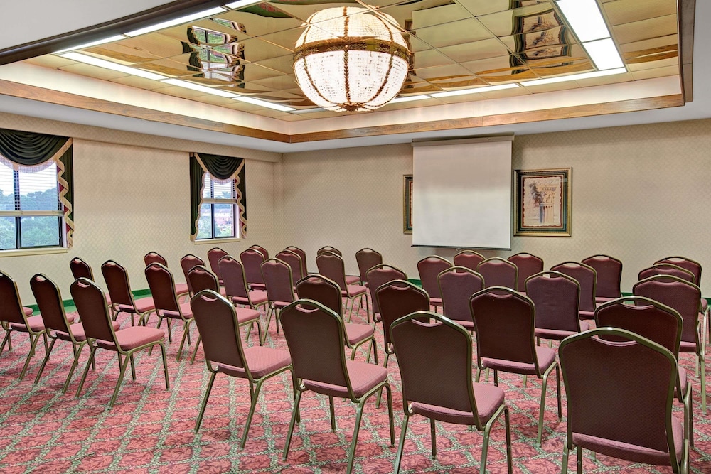 Days Inn & Suites by Wyndham Hickory 22/25