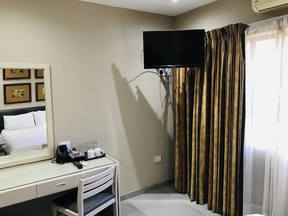 Elephant Springs Hotel &amp; Cabanas 45/80