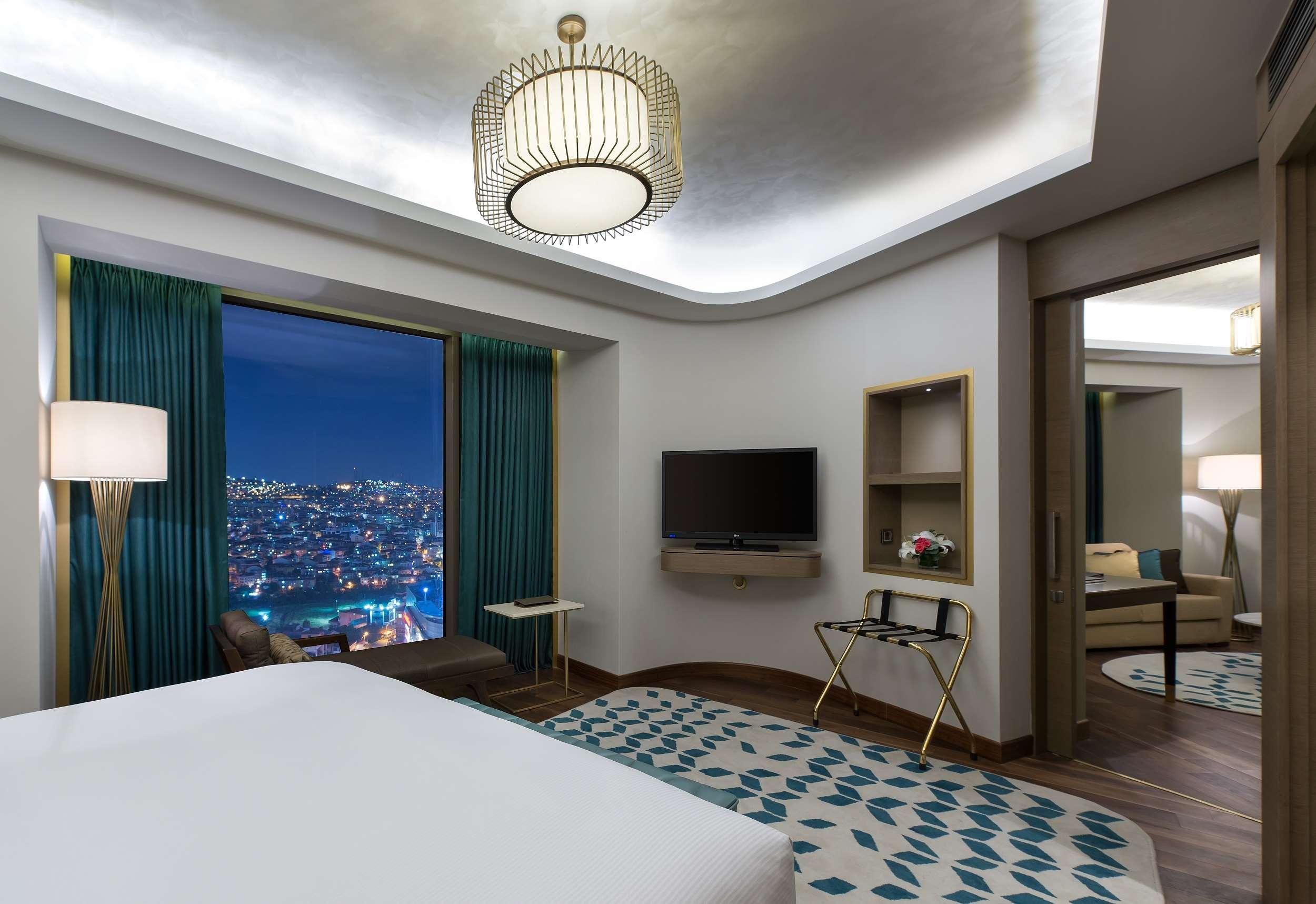 1 BEDROOM, SUITE, KING BED, LOUNGE ACCESS