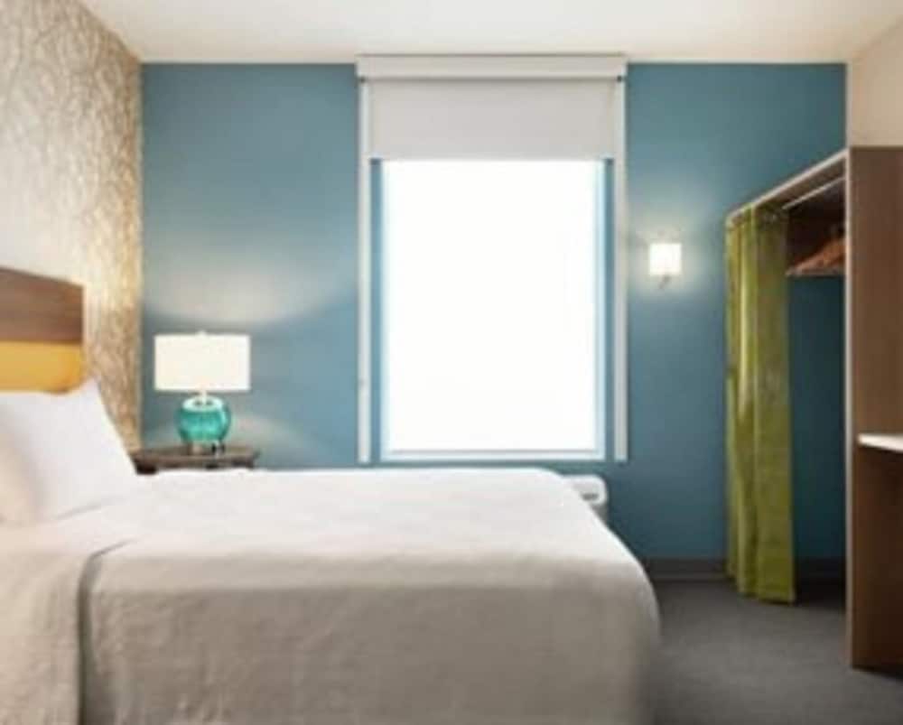 SUITE, KING BED, ACCESSIBLE