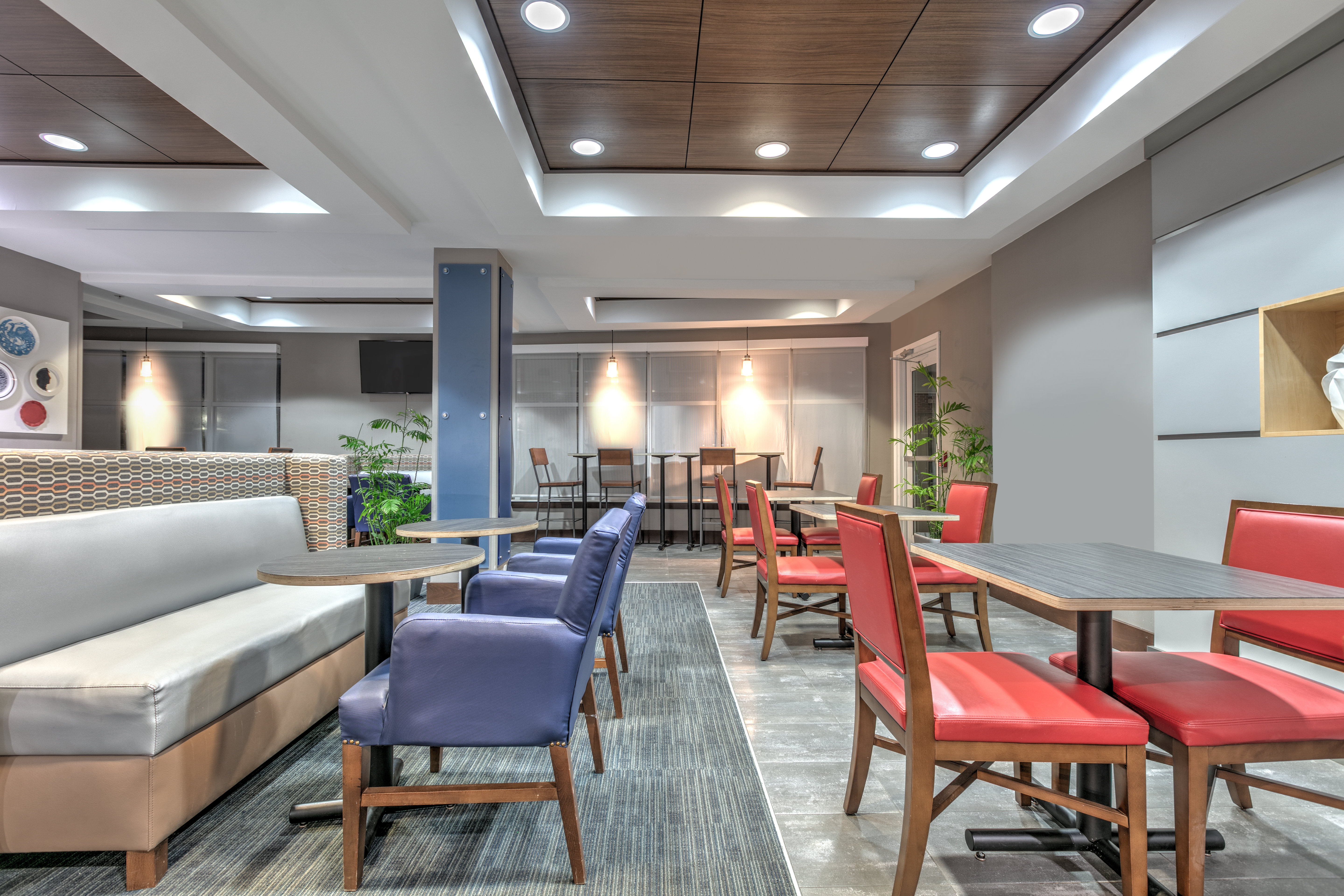 Holiday Inn Express Suites Clute Lake Jackson 46/63