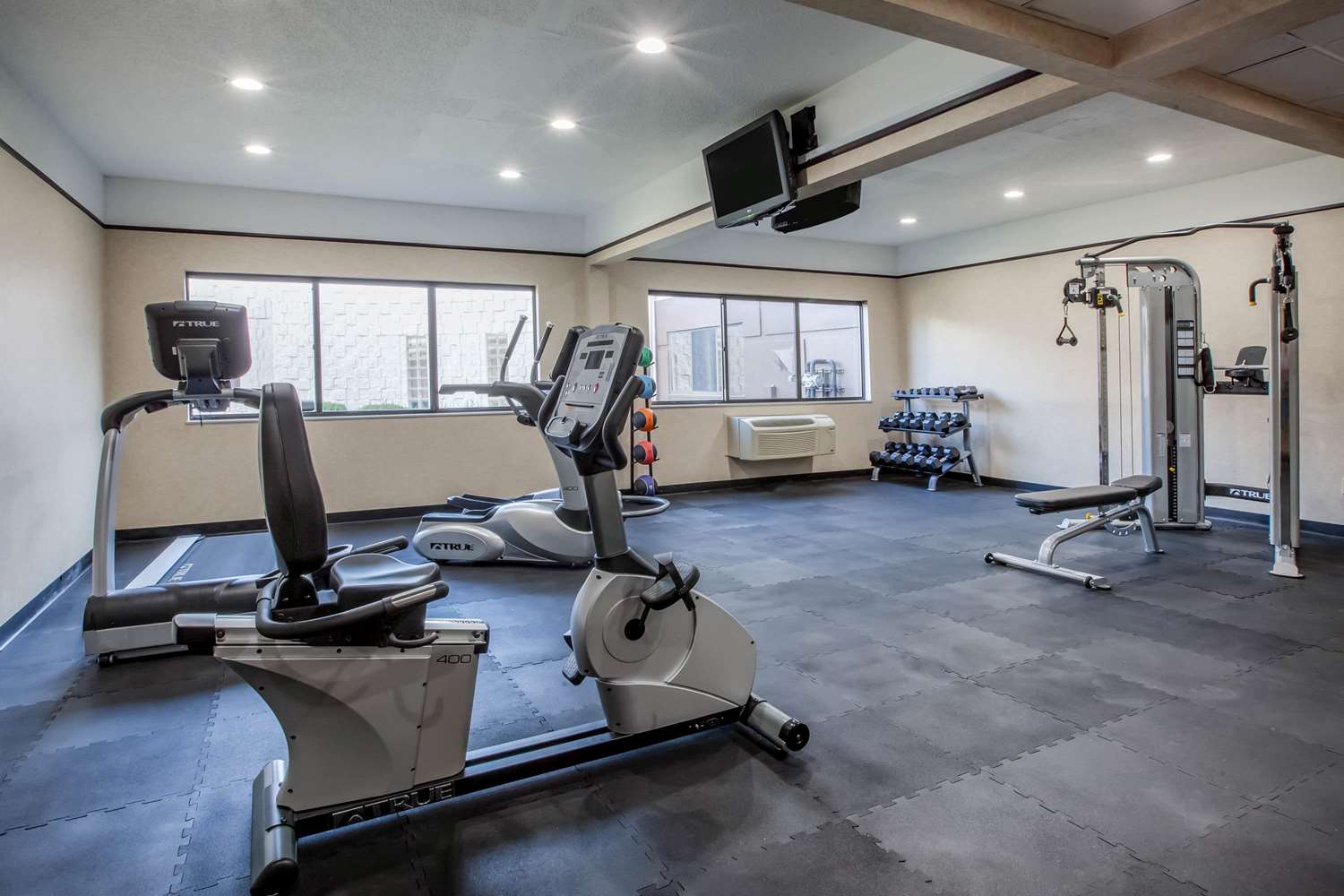 Days Inn & Suites by Wyndham Rochester Hills MI 16/31