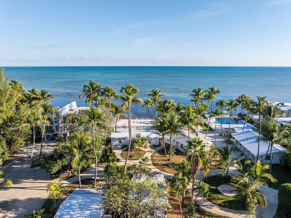 Pines Palms Resort 69/73