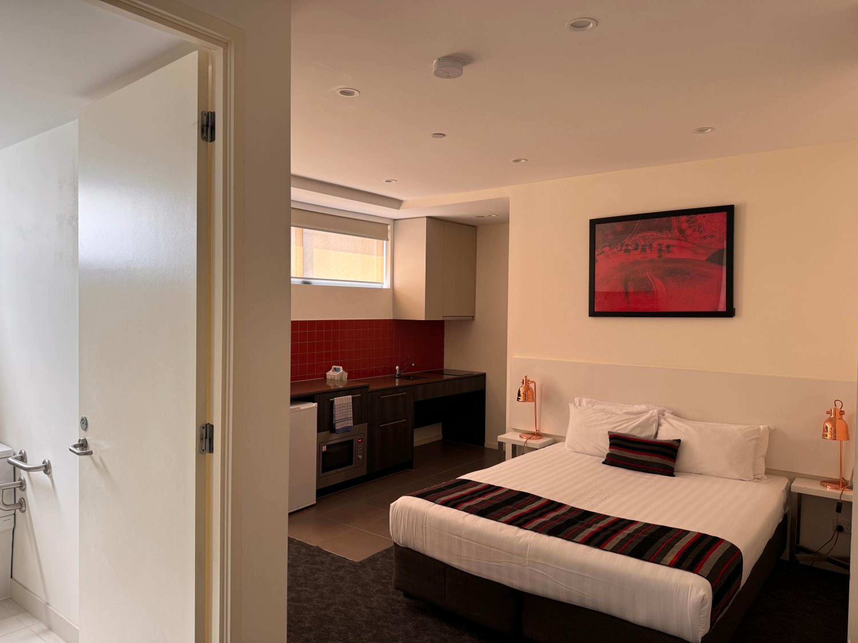 Efficiency, Queen Bed, Accessible