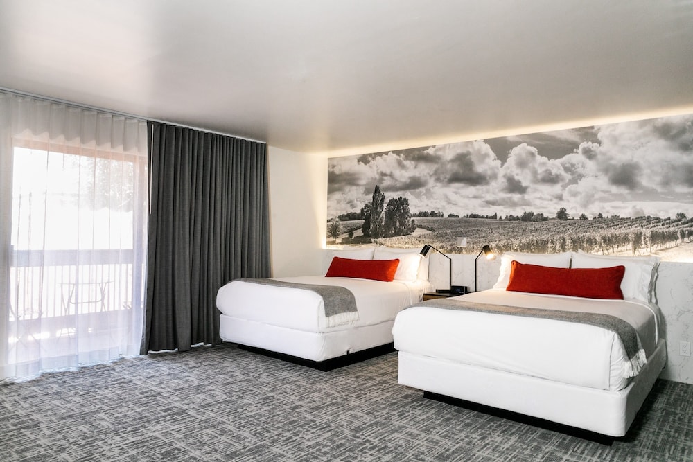 Vinland Hotel and Lounge 34/71