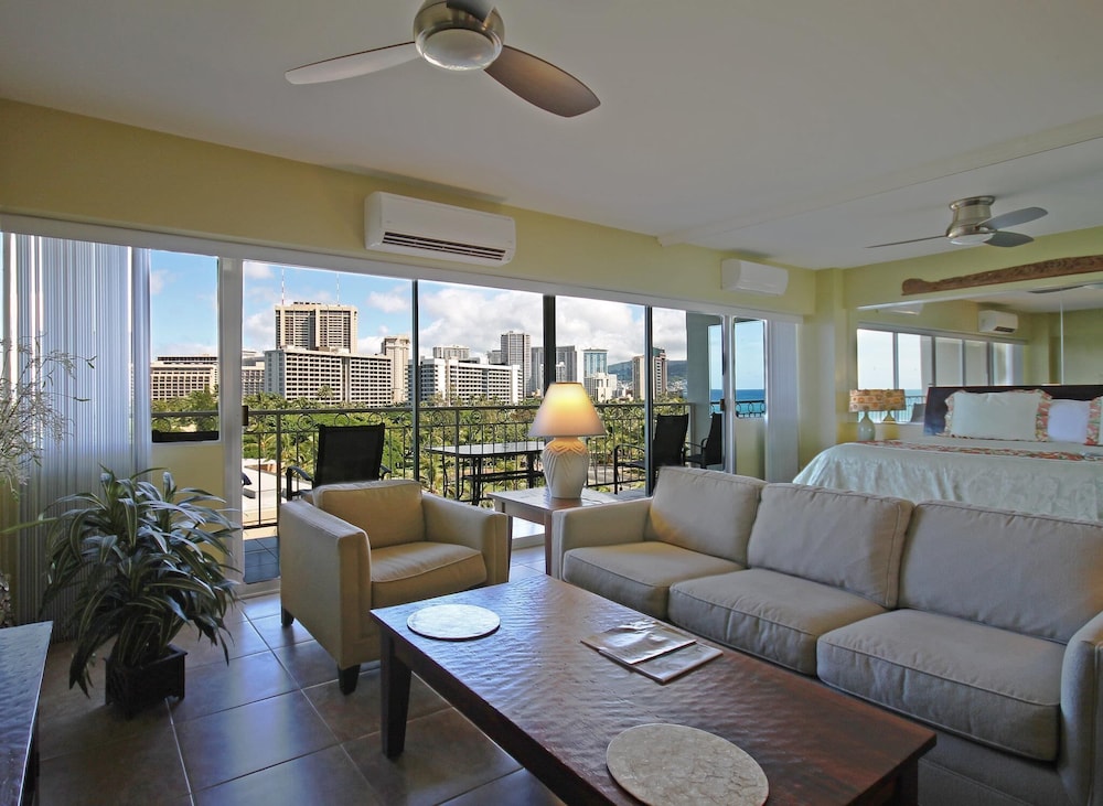 Waikiki Shore by OUTRIGGER 55/81