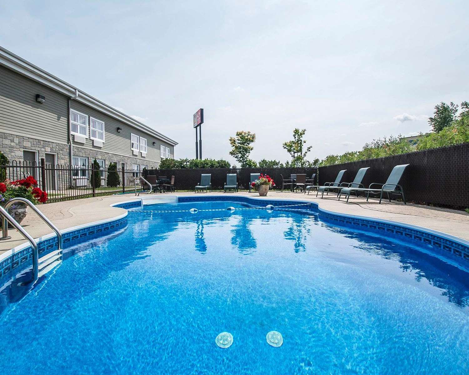 Econo Lodge Inn & Suites Montmagny QC 5/18