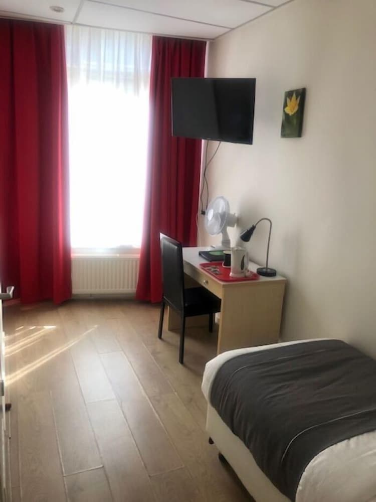 ROOM, SINGLE