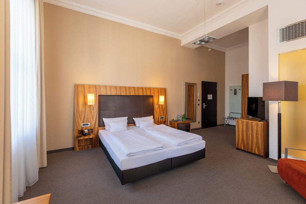 Superior, Double or Twin Bed, Cathedral View