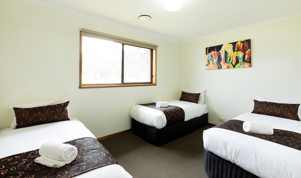 ADVANCE MOTEL 8/45