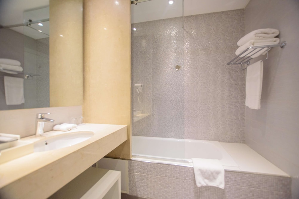 Golden Tulip Le Diplomate Cotonou 72/72