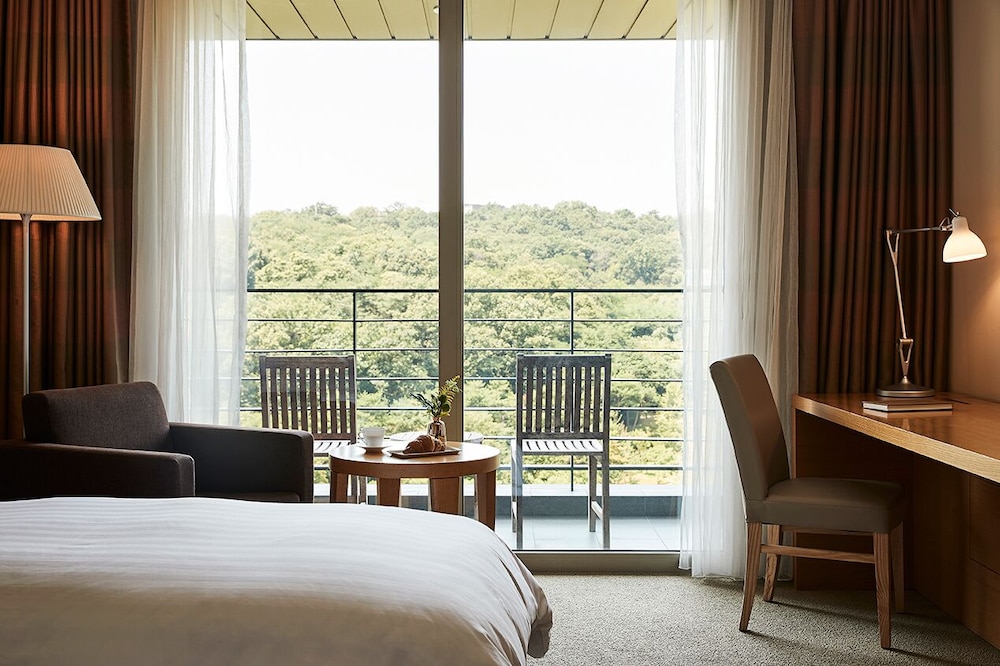 Rolling Hills Hotel 12/47